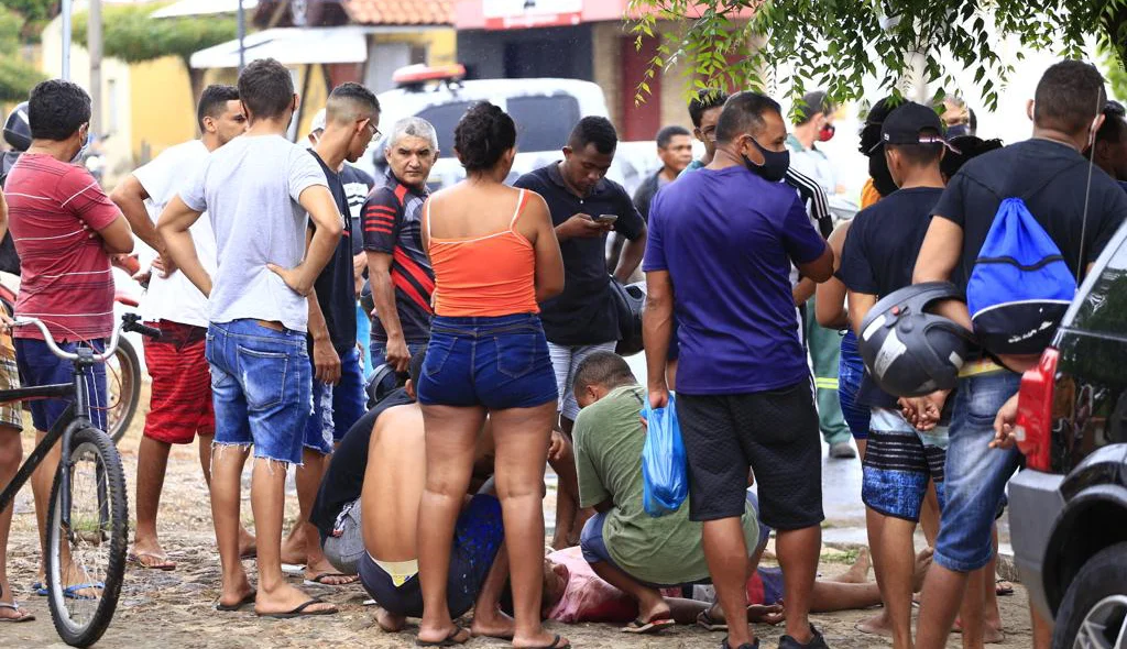 Populares se aglomeraram no local da batida