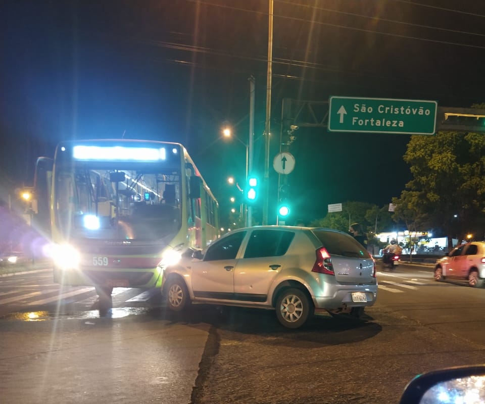 Acusados de assalto colidem em ônibus durante fuga na João XXIII