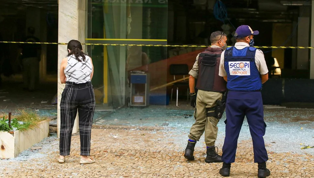 Bandidos explodem Banco do Brasil em Teresina