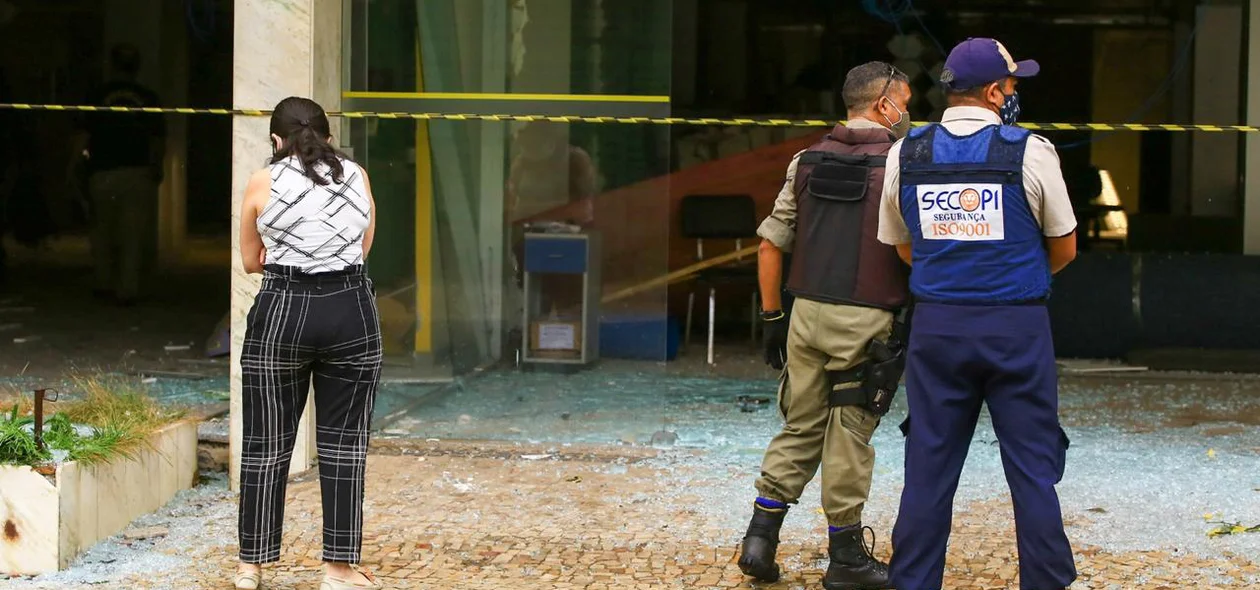 Bandidos explodem Banco do Brasil em Teresina