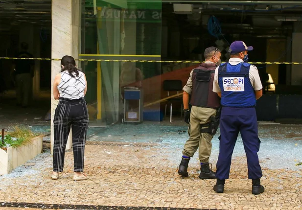 Bandidos explodem Banco do Brasil em Teresina