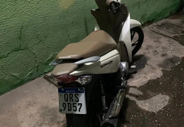 A motocicleta foi recuperada pela Polícia Militar