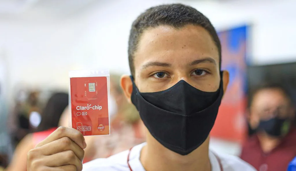Aluno recebendo chip com internet