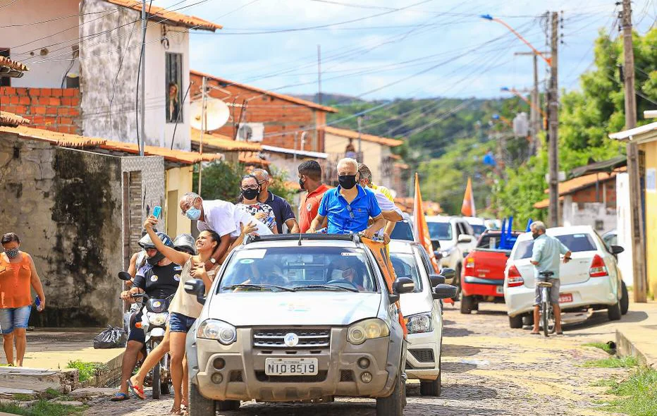 Dr. Pessoa cumprimentando o povo 