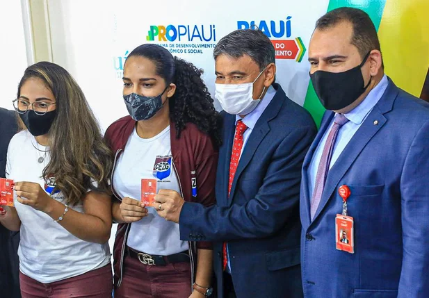 Estudantes recebendo chips com internet 