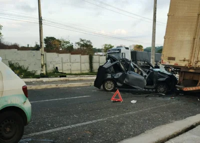 Veículo ficou totalmente destruído
