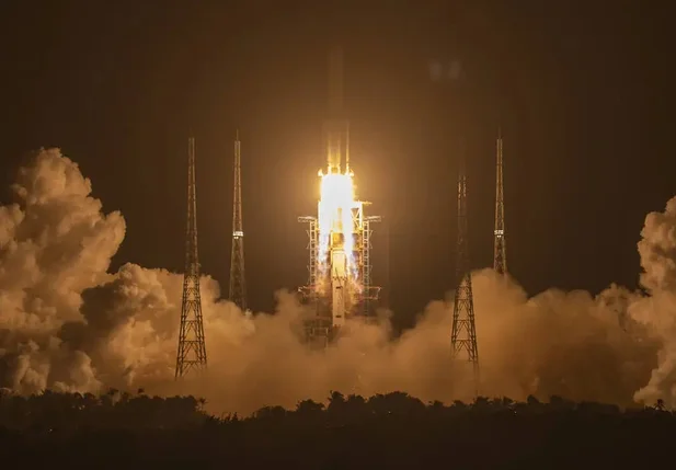 China lança missão ambiciosa para trazer rochas lunares à Terra