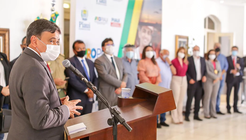 Wellington Dias discursa durante solenidade no Karnak