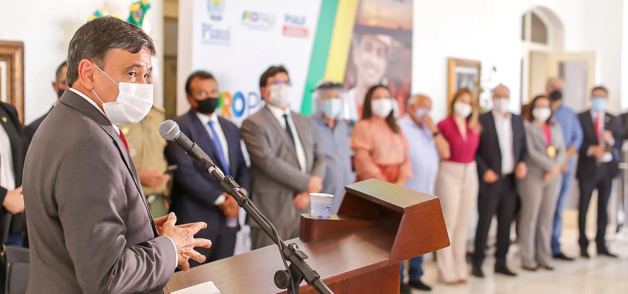 Wellington Dias discursa durante solenidade no Karnak