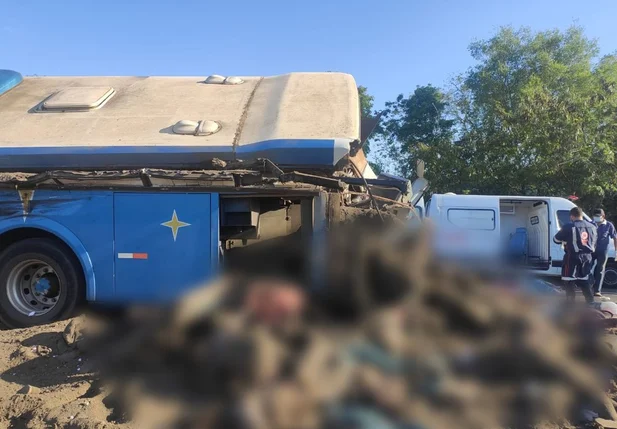 Corpo de bombeiros e PRF estão no local