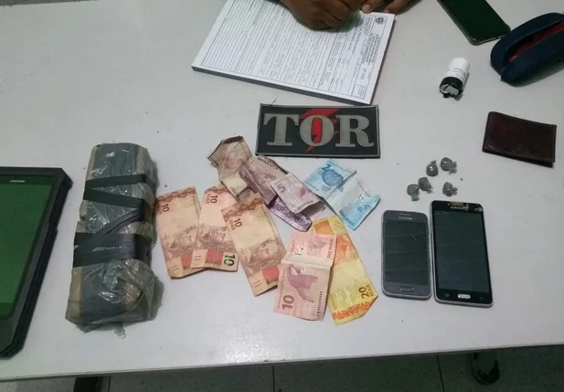 Drogas e dinheiro apreendidos