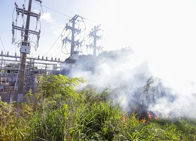 Fogo na vegetação que fica na frente da subestação 