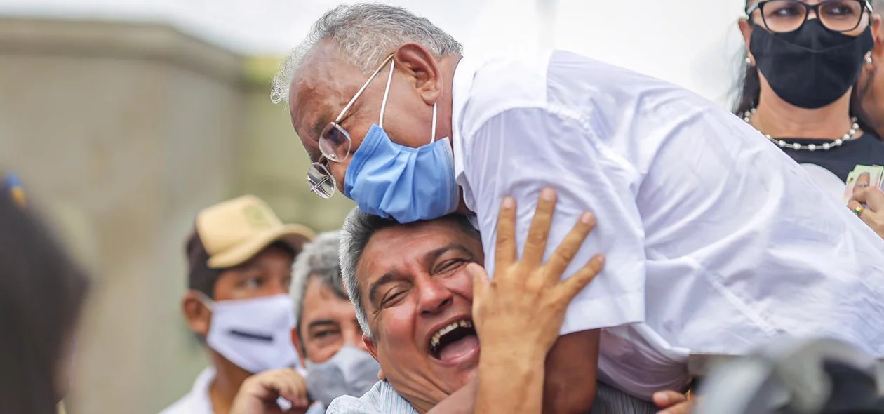Joninha e Dr. Pessoa abraçados
