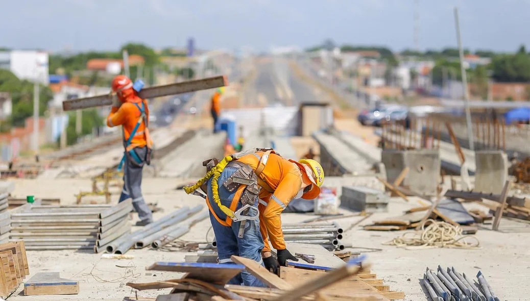 Trabalhadores na obra de novo viaduto da BR 316