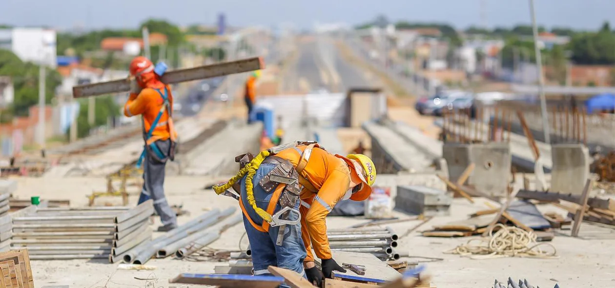 Trabalhadores na obra de novo viaduto da BR 316