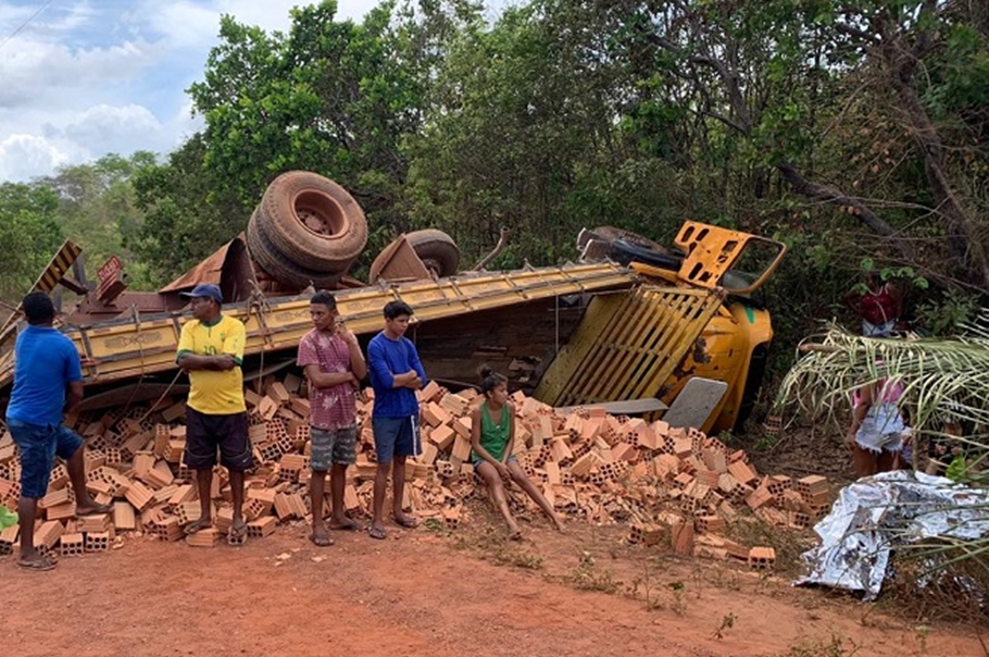 Caminhão ficou destruído