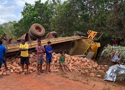 Caminhão ficou destruído