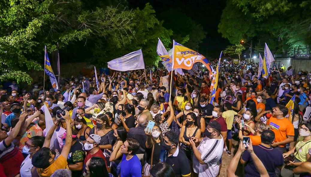 Apoiadores de Dr. Pessoa comemorando a vitória 