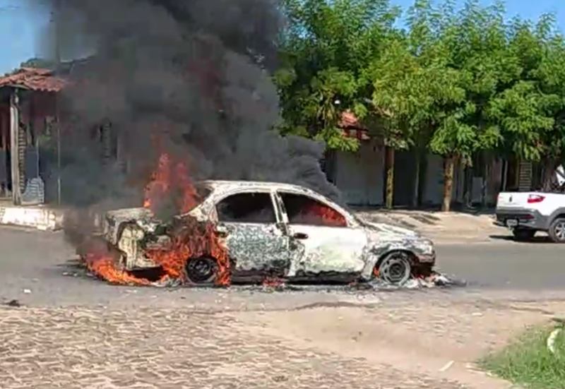 Carro fica destruído após incêndio em Campo Maior