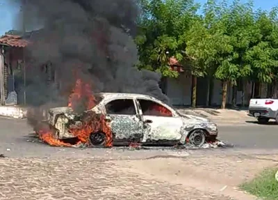 Carro fica destruído após incêndio em Campo Maior