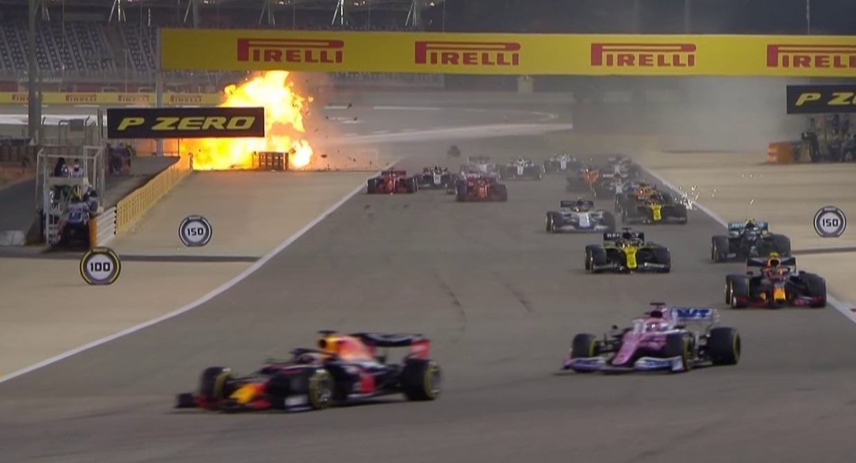 Carro Grosjean explode durante uma curva