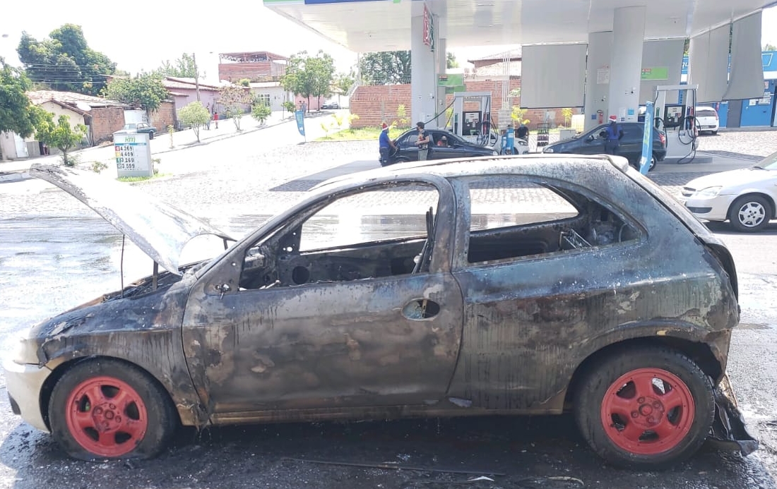 Carro pega fogo na zona sul de Teresina 