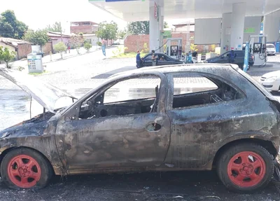 Carro pega fogo na zona sul de Teresina 