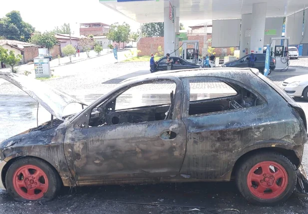 Carro pega fogo na zona sul de Teresina 
