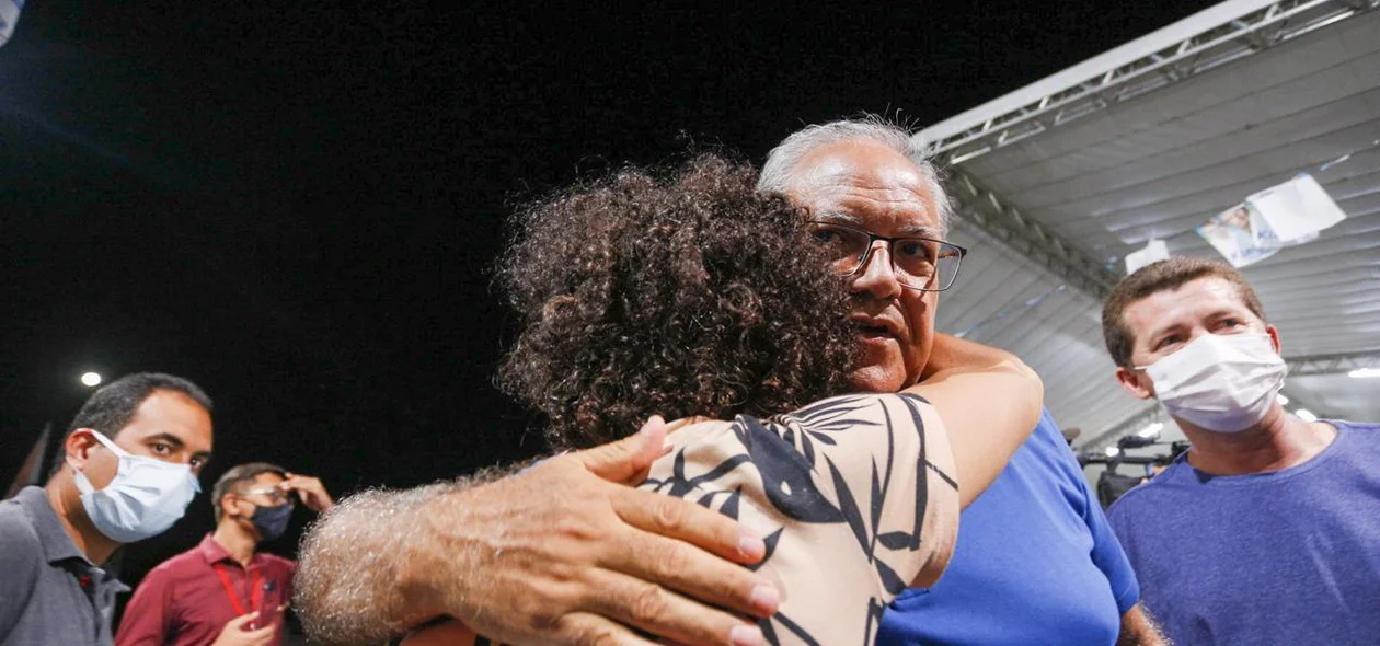 Kleber sendo consolado 