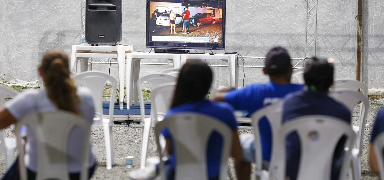 Pessoas acompanhado a apuração de votos 