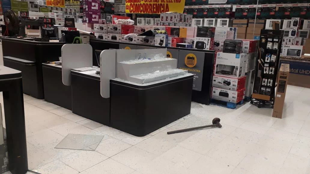 Bandidos tiveram acesso à área interna do supermercado Extra