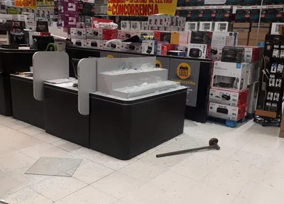 Bandidos tiveram acesso à área interna do supermercado Extra