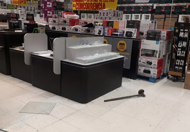 Bandidos tiveram acesso à área interna do supermercado Extra