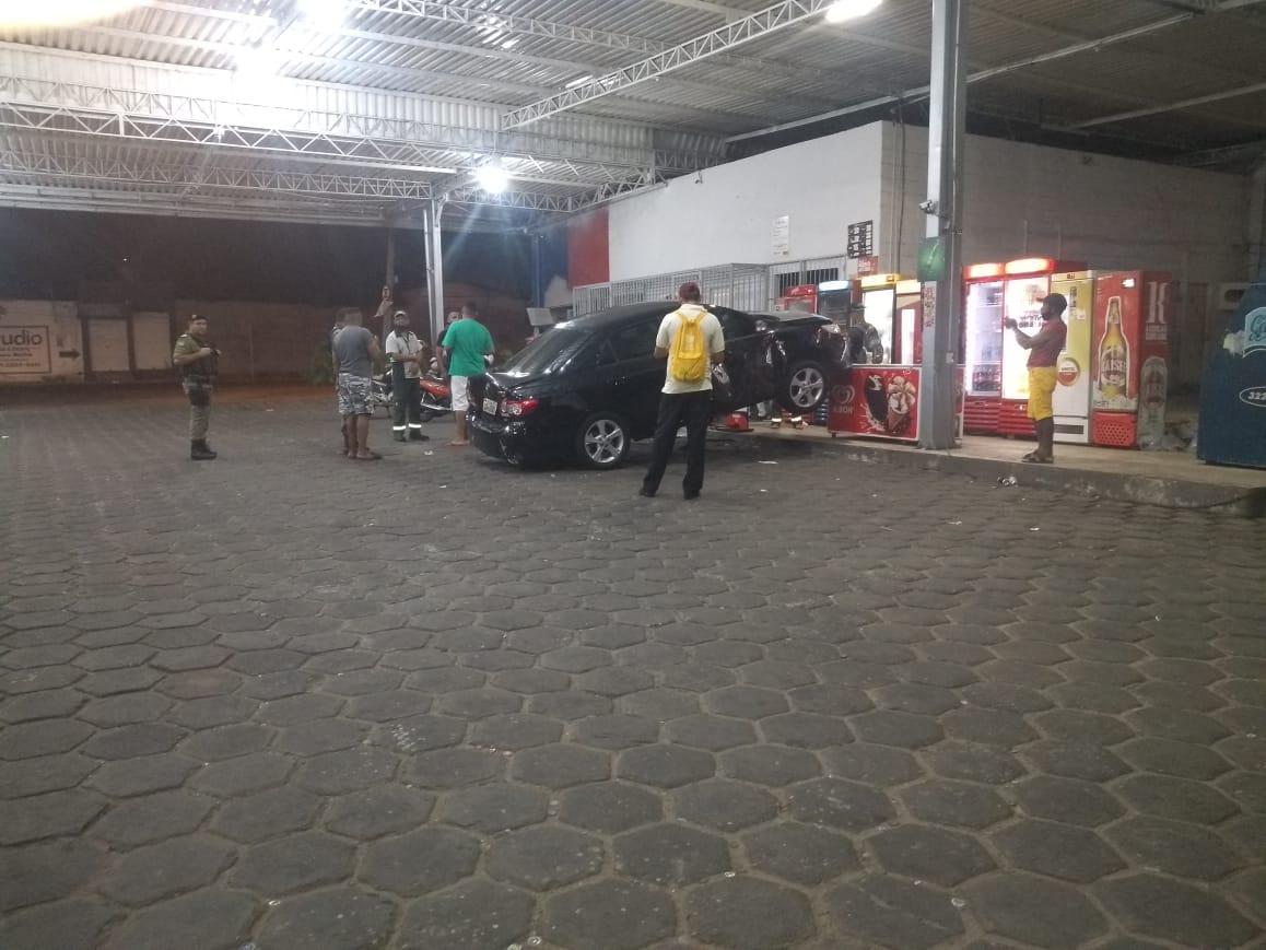 Veículo que adentrou o Posto de Gasolina.