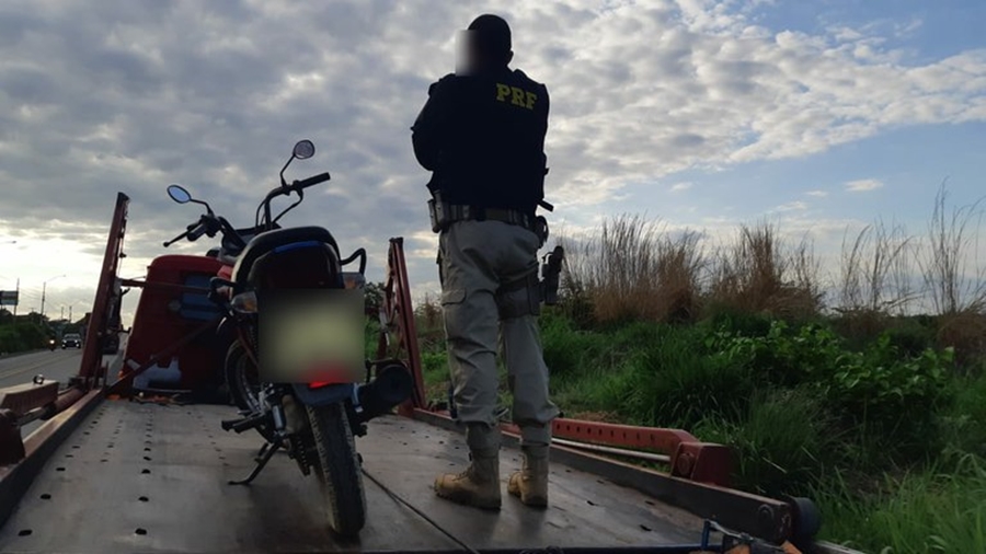 A motocicleta foi apreendida e encaminhada para uma empresa conveniada à PRF