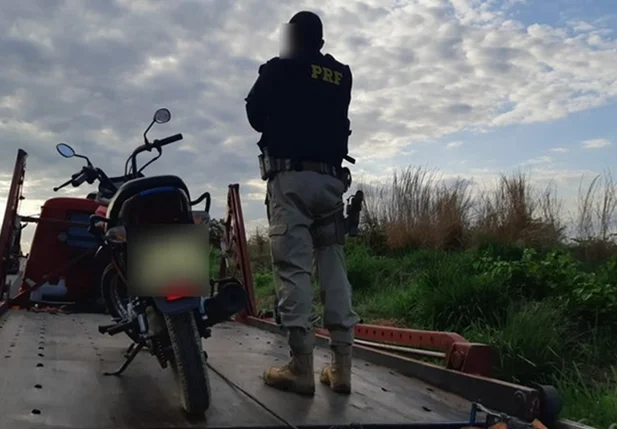 A motocicleta foi apreendida e encaminhada para uma empresa conveniada à PRF