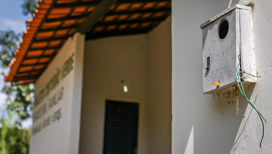 Fios de energia elétrica cortados