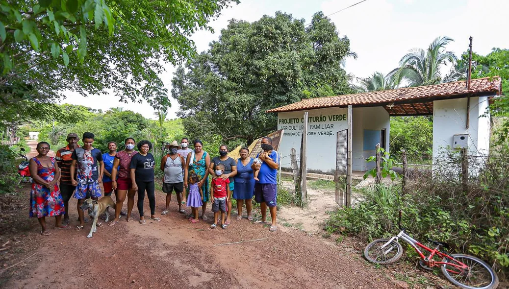 Moradores protestam em frente a sede do Projeto Cinturão Verde 