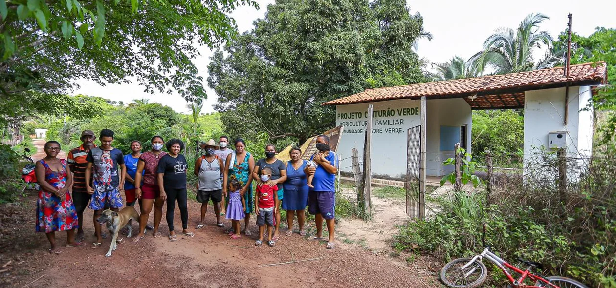 Moradores protestam em frente a sede do Projeto Cinturão Verde 