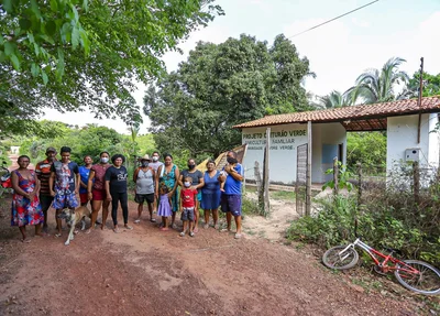Moradores protestam em frente a sede do Projeto Cinturão Verde 