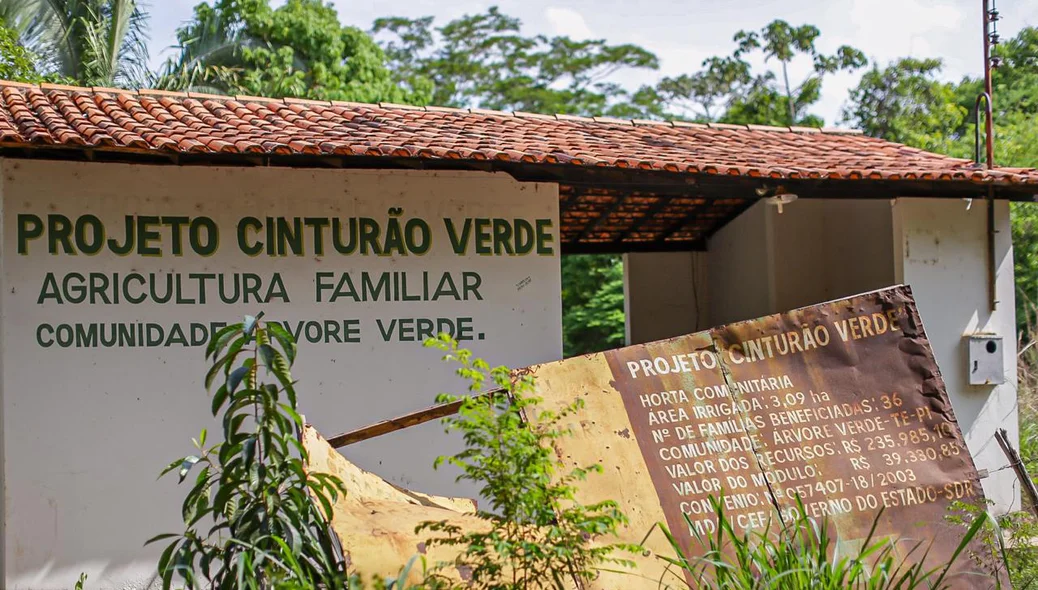 Moradores protestam por melhorias na sede do Projeto Cinturão Verde