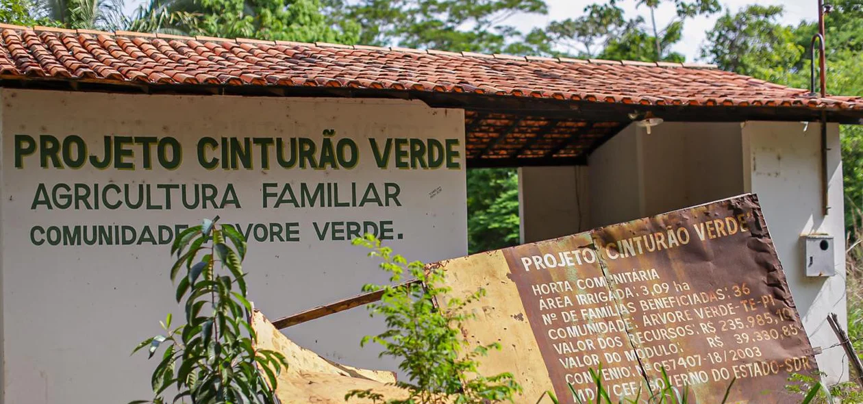 Moradores protestam por melhorias na sede do Projeto Cinturão Verde