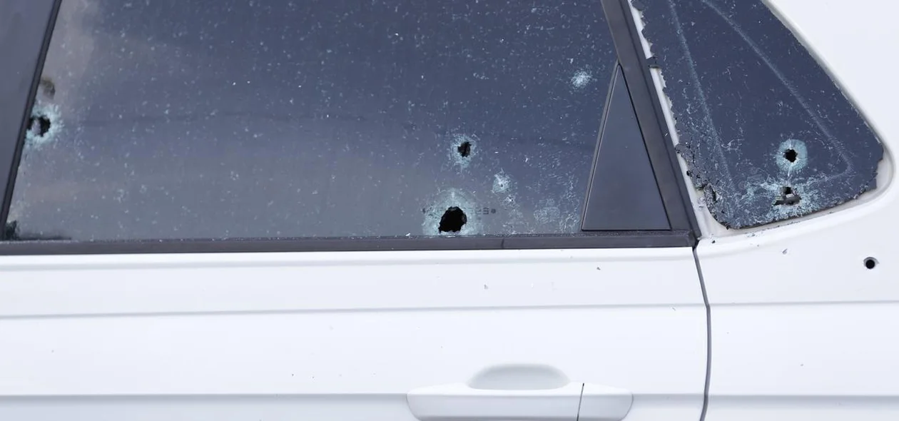 Um carro da concessionária também foi atingido