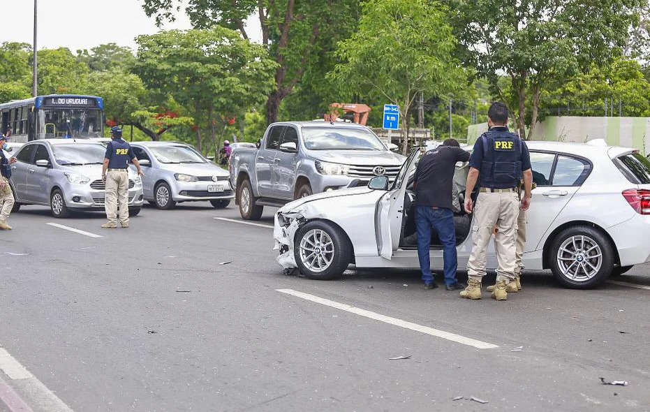 Acidente envolvendo carros na Avenida João XXIII