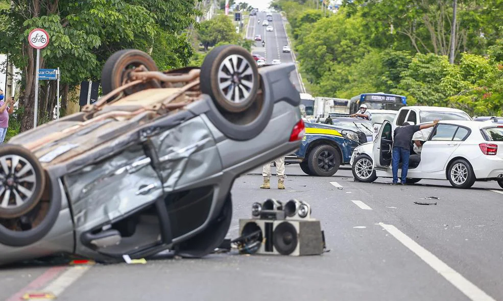 Acidente envolvendo Fiat Strada e BMW na Avenida João XXIII