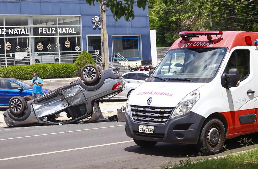 Carro capota após acidente 