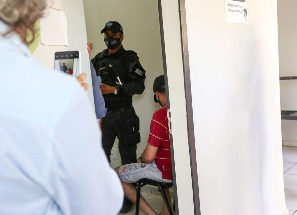 Enfermeiro aguardando passar por exame de corpo de delito no IML de Teresina