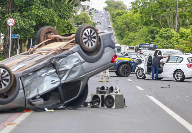 Carro capota após colidir em BMW na Avenida João XIII