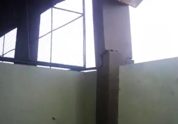 Coluna da estrutura quebrou com a forte chuva