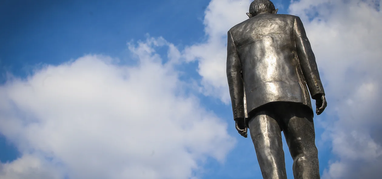 Estátua do Alberto Silva 
